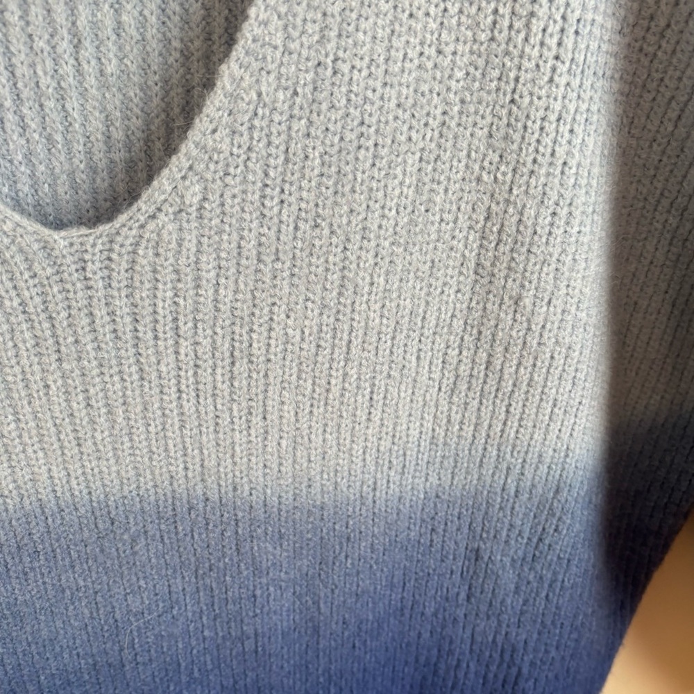 🦋 Davi & Dani Sweater 🦋 - Picture 4 of 4